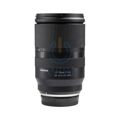 غطاء محرك السيارة Tamron B070X Di B070X Di Iii-A Iii-A Vc Rxd عدسة سوني E وفوجيفيلم X (Aps-C) مع غطاء محرك السيارة - 17-70Mm F/2.8 / ضبط تلقائي للصورة - أسود كاميرات >