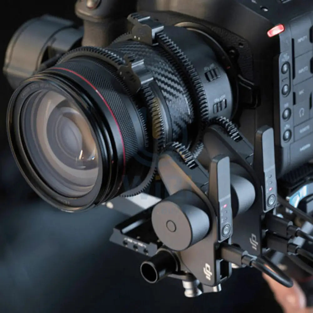 مثبت انحراف DJI RS 4 برو - 1950 مللي امبير / 2.4 جيجا هرتز / بلوتوث / يو اس بي  أسود اكسسوارات > كاميرات