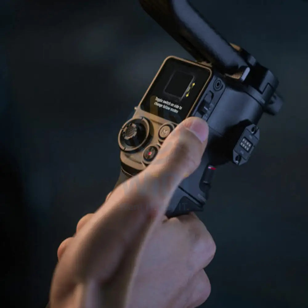 مثبت انحراف DJI RS 4 برو - 1950 مللي امبير / 2.4 جيجا هرتز / بلوتوث / يو اس بي  أسود اكسسوارات > كاميرات