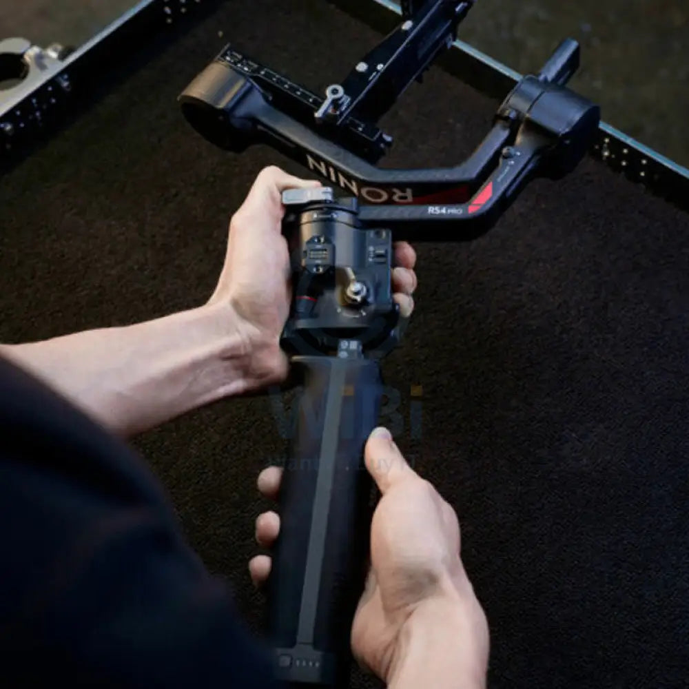 مثبت انحراف DJI RS 4 برو - 1950 مللي امبير / 2.4 جيجا هرتز / بلوتوث / يو اس بي  أسود اكسسوارات > كاميرات