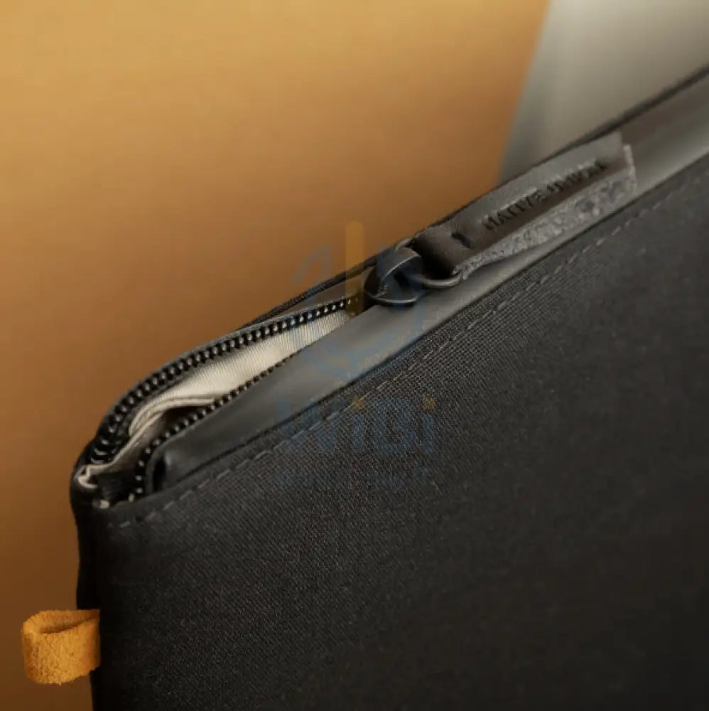 Native Union MacBook Pro 16’’ Stow Lite Sleeve - Black Accessories > Other Laptop Accessories
